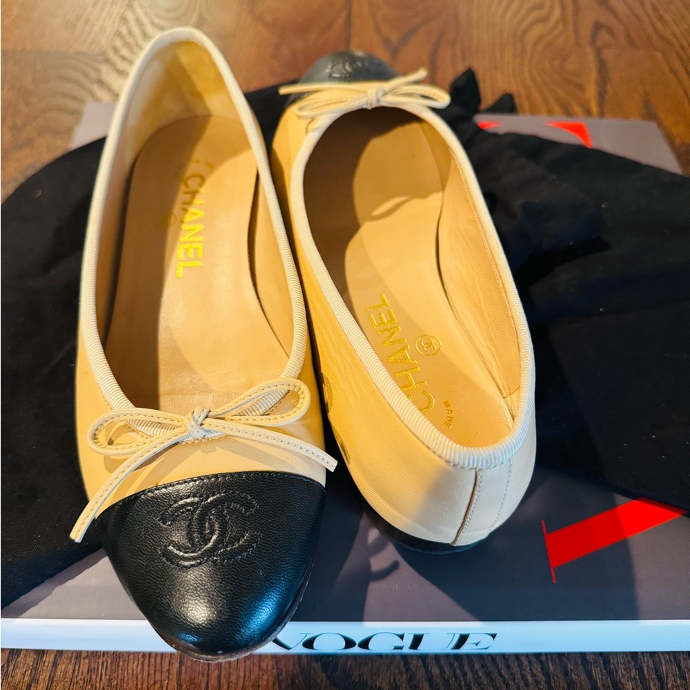 CHANEL Very good condition Two-Tone Beige and Black Flats
